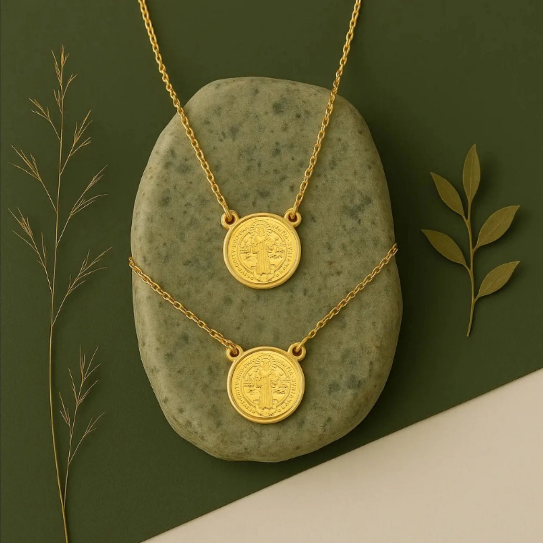 Escapulário Dourado Masculino Redondo São Jorge