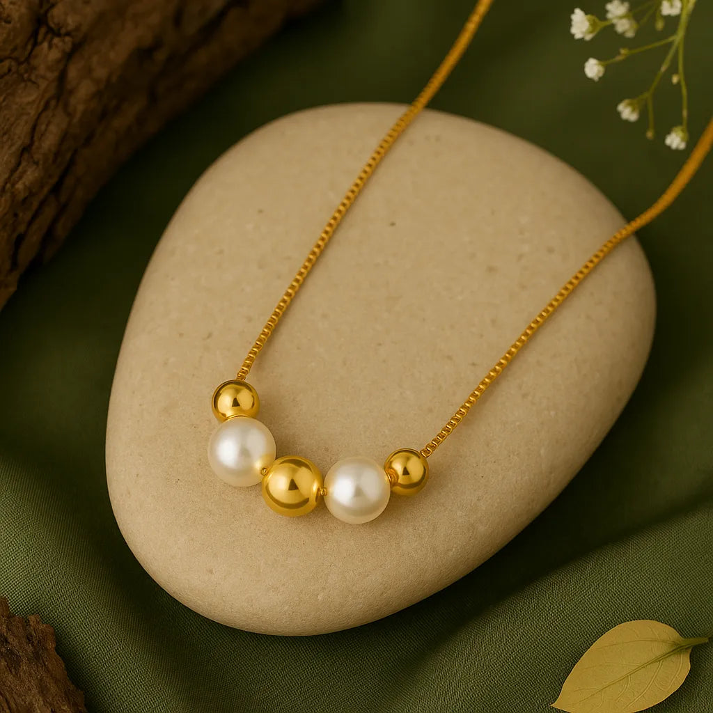 Colar Dourado de Pérolas e Esferas