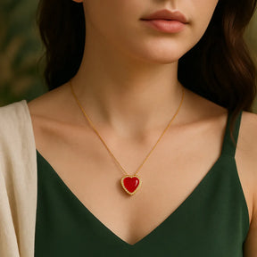 Colar Dourado de Pedra Natural Vermelha Coração Cravejado de Zircônia