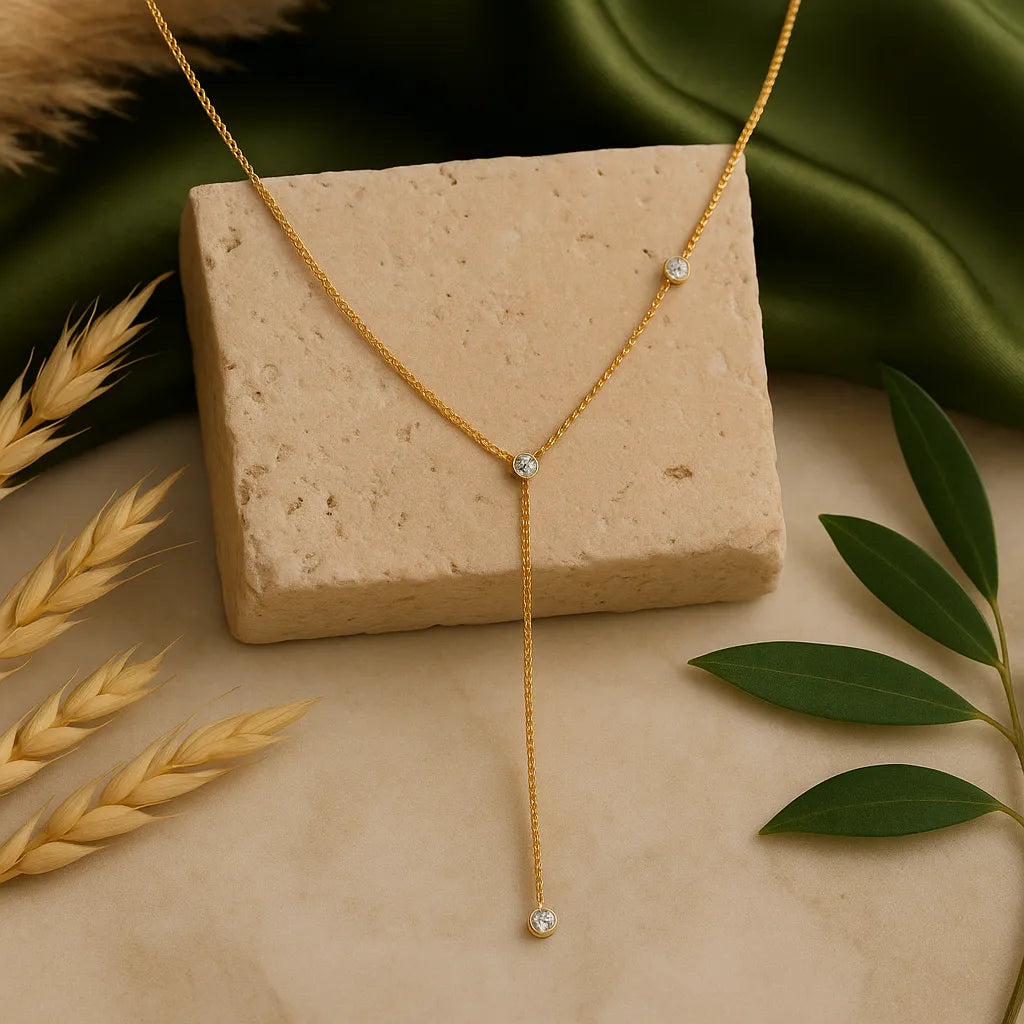Colar Dourado Gravatinha com Pontos de Luz em Zircônia