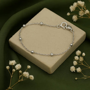 Pulseira Prateada de Bolinhas Delicada